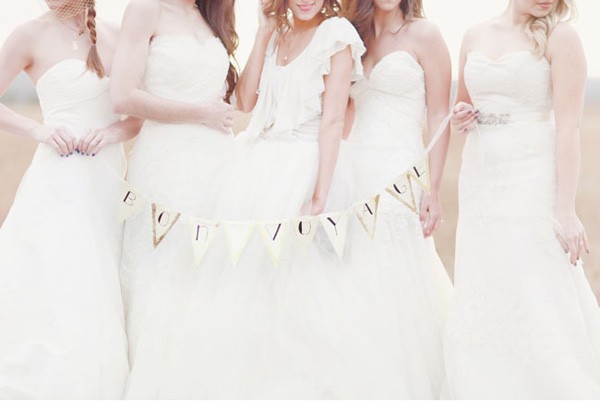 Ngày nay váy cưới được biến hóa với kiểu dáng và màu sắc đa dạng phong phú, tuy nhiên màu trắng vẫn là gam chủ đạo, được lựa chọn nhiều nhất. Các cô dâu Tây phương đặc biệt thích váy cưới trắng, bởi theo họ, váy cưới trắng khiến họ cảm giác về một sự khởi đầu mới tinh khôi, tươi sáng.